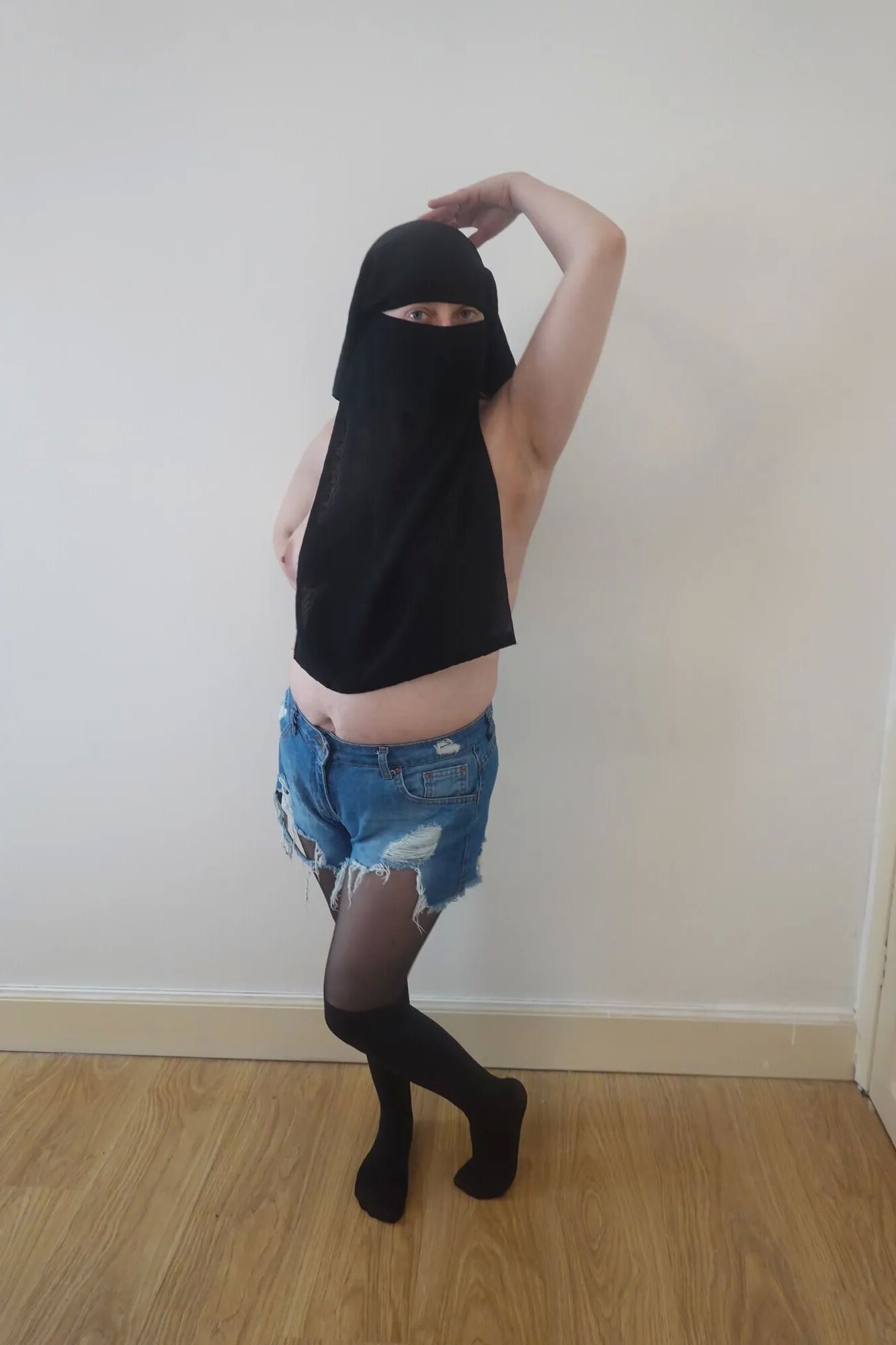 Wearing Shorts and pantyhose in Niqab - 34 Pics
