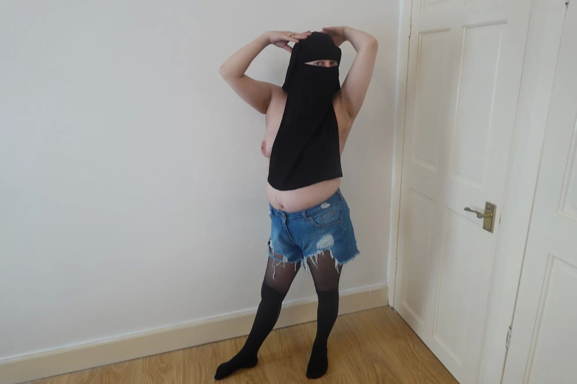 Wearing Shorts and pantyhose in Niqab - 34 Pics
