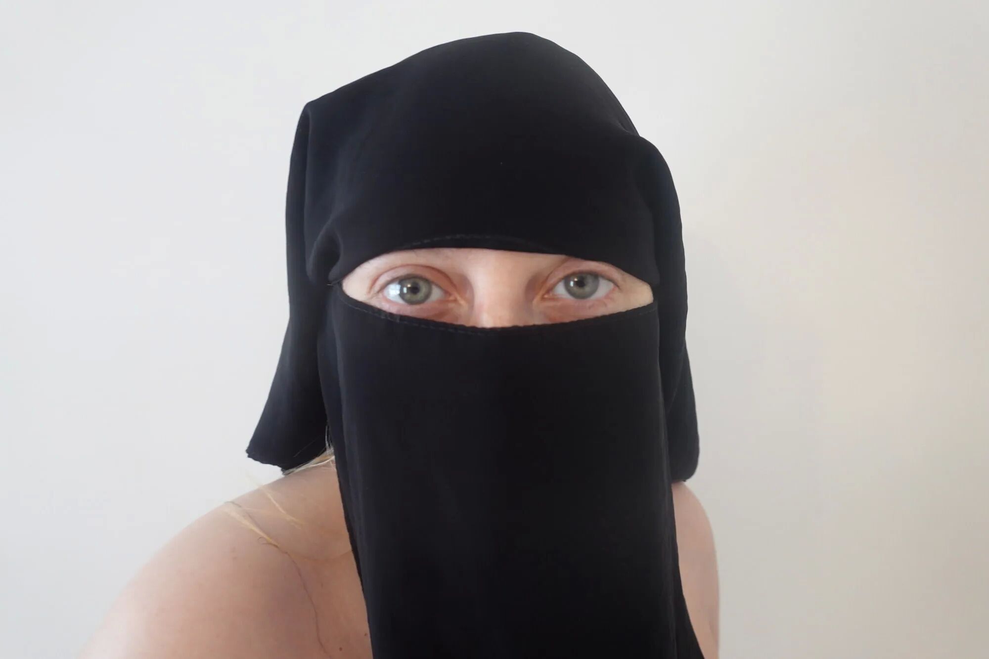 Wearing Shorts and pantyhose in Niqab - 34 Pics