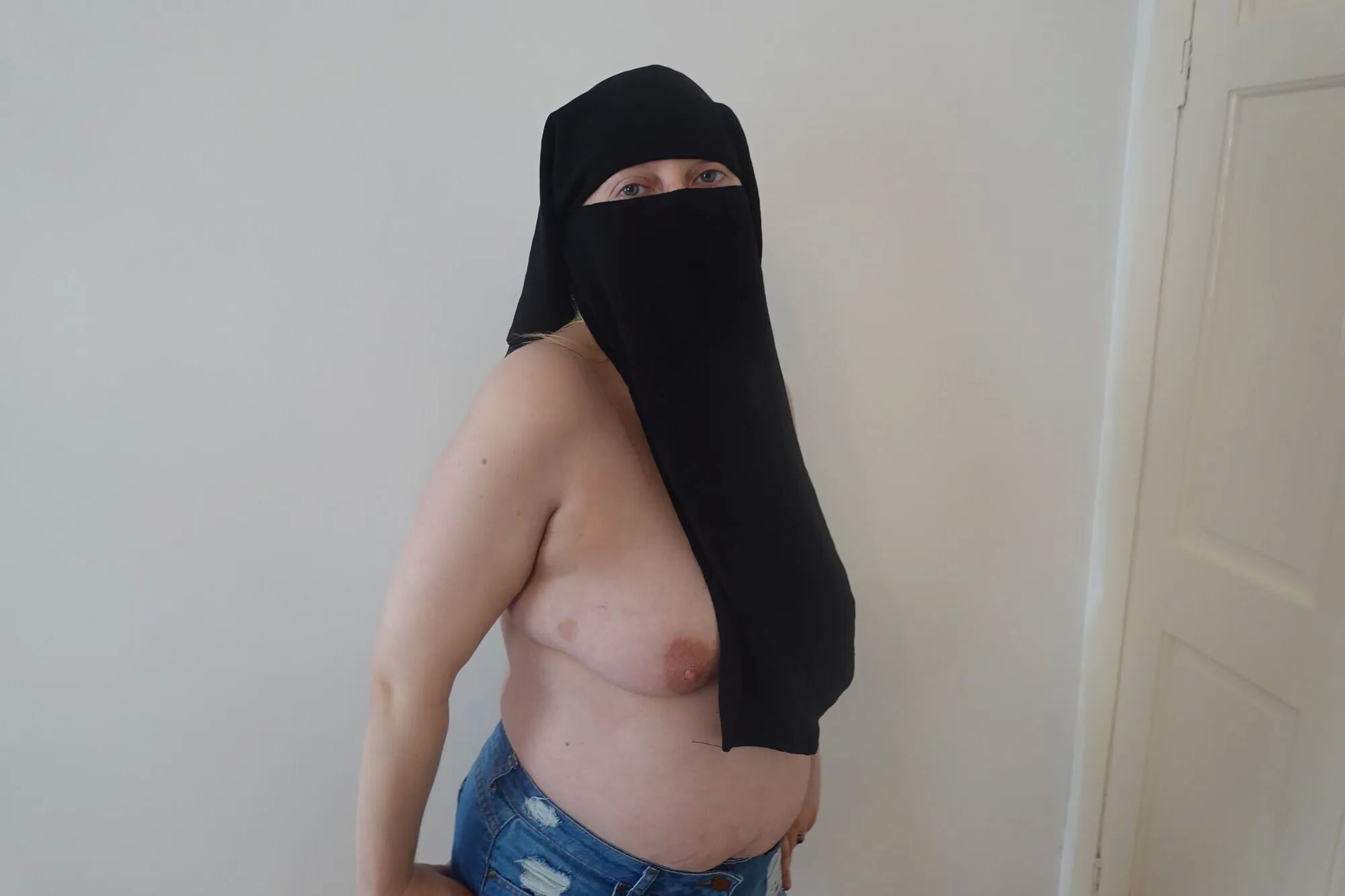 Wearing Shorts and pantyhose in Niqab - 34 Pics