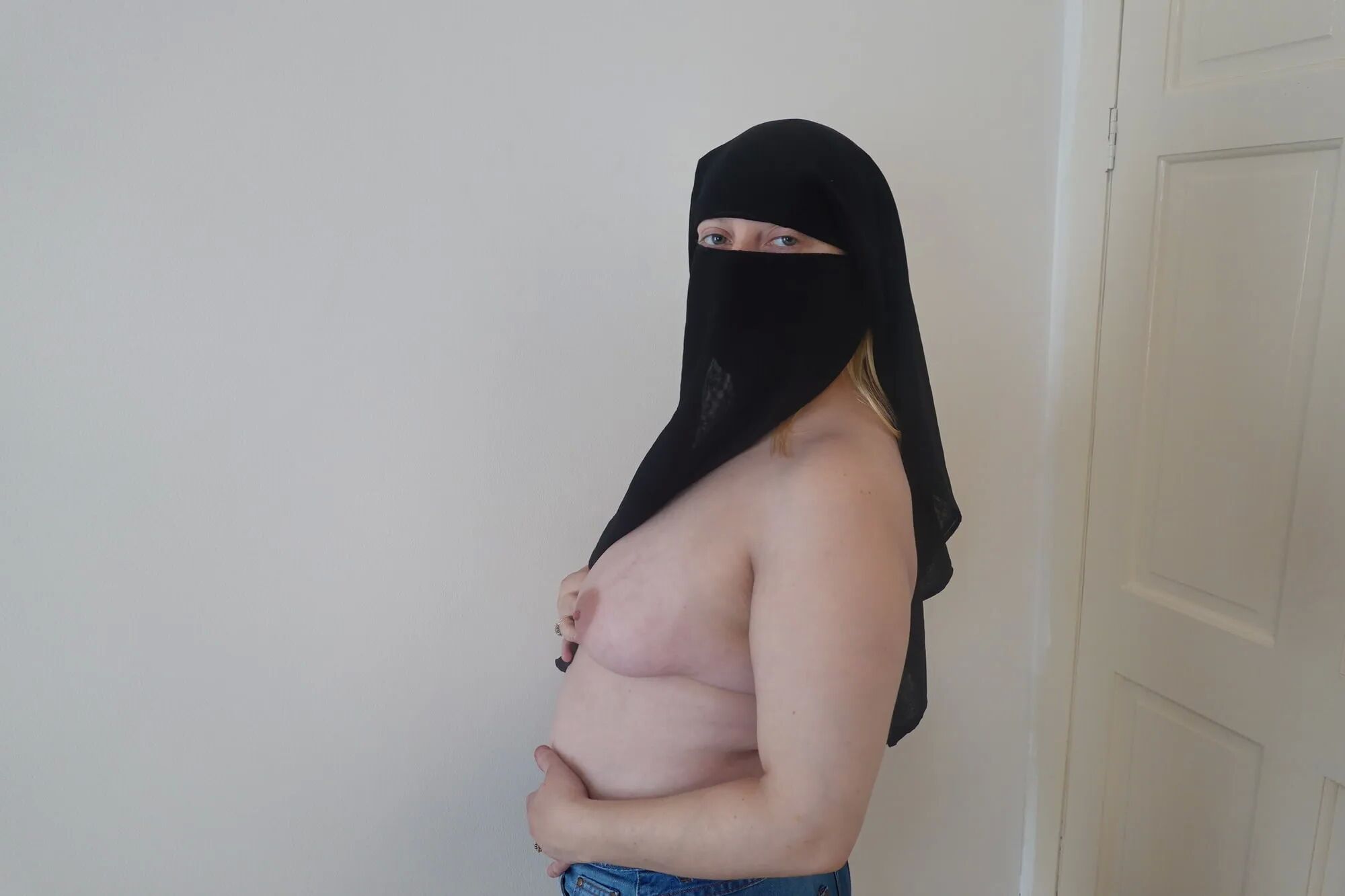 Wearing Shorts and pantyhose in Niqab - 34 Pics