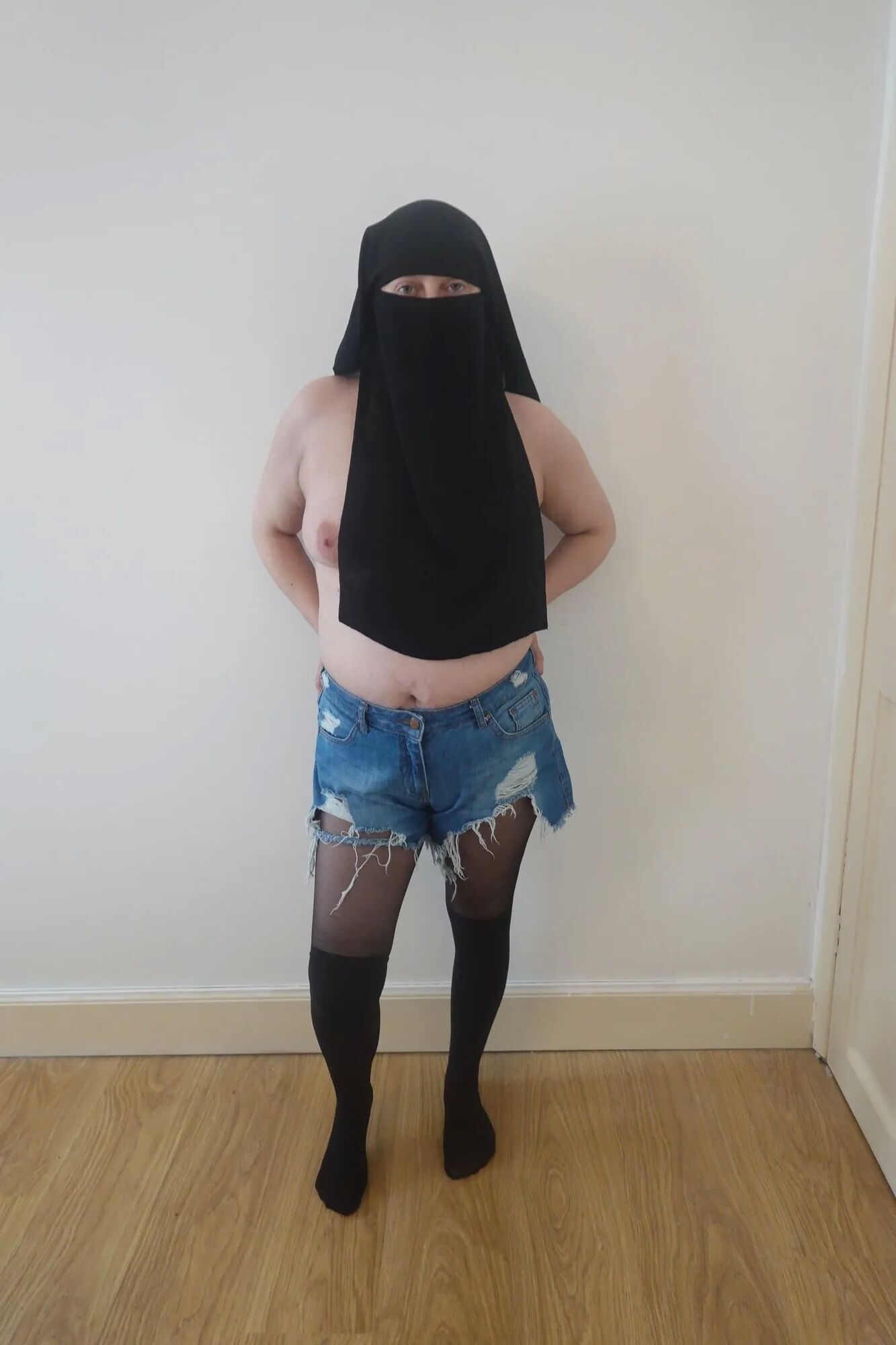 Wearing Shorts and pantyhose in Niqab - 34 Pics