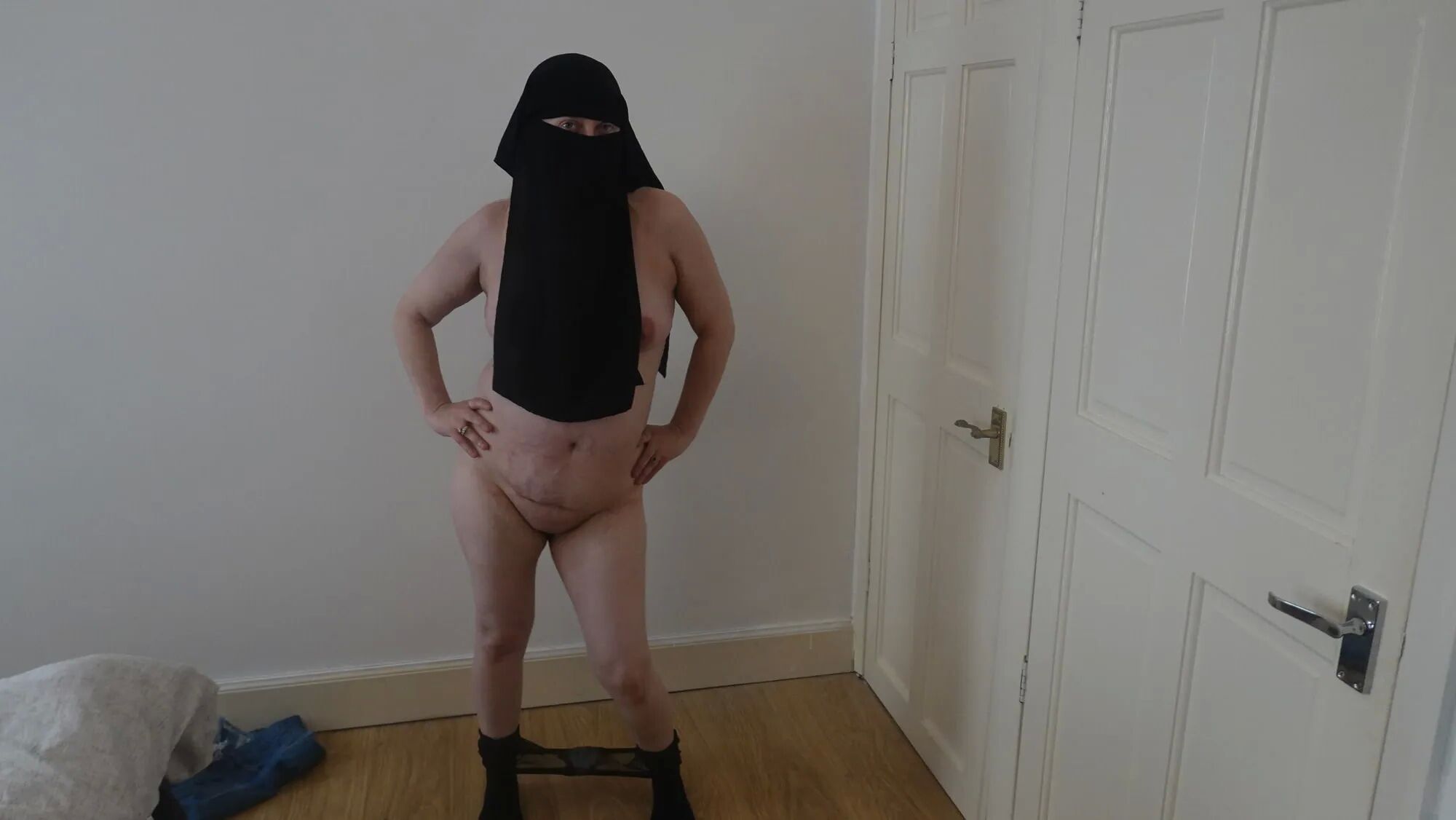 Wearing Shorts and pantyhose in Niqab - 34 Pics