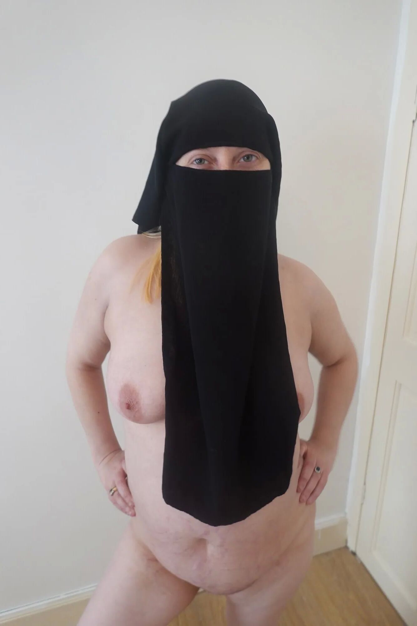 Posing naked in Niqab - 22 Pics