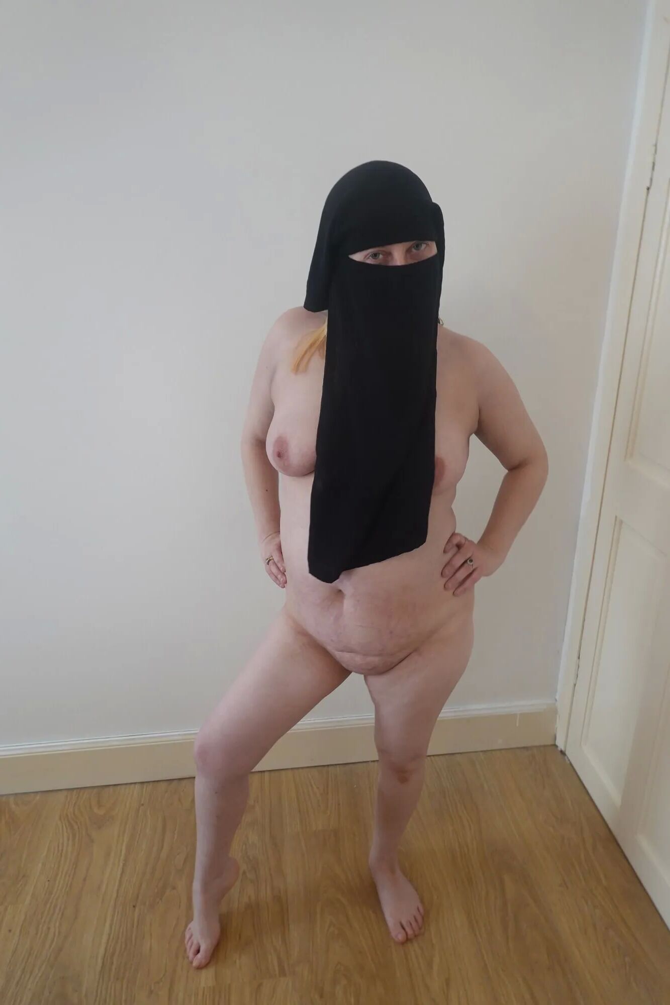 Posing naked in Niqab - 22 Pics