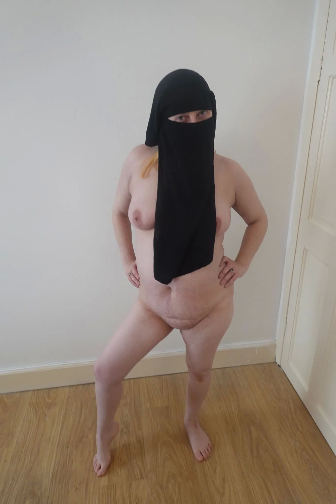 Posing naked in Niqab - 22 Pics