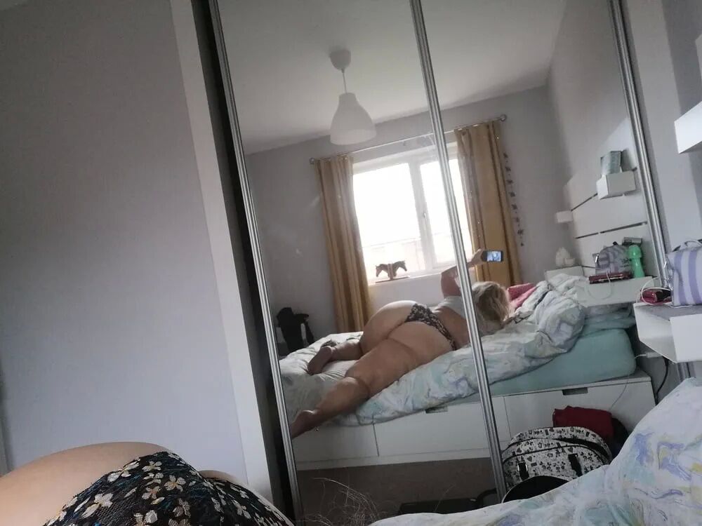 BBW MILF Posing in the mirror - Big Ass - 10 Pics