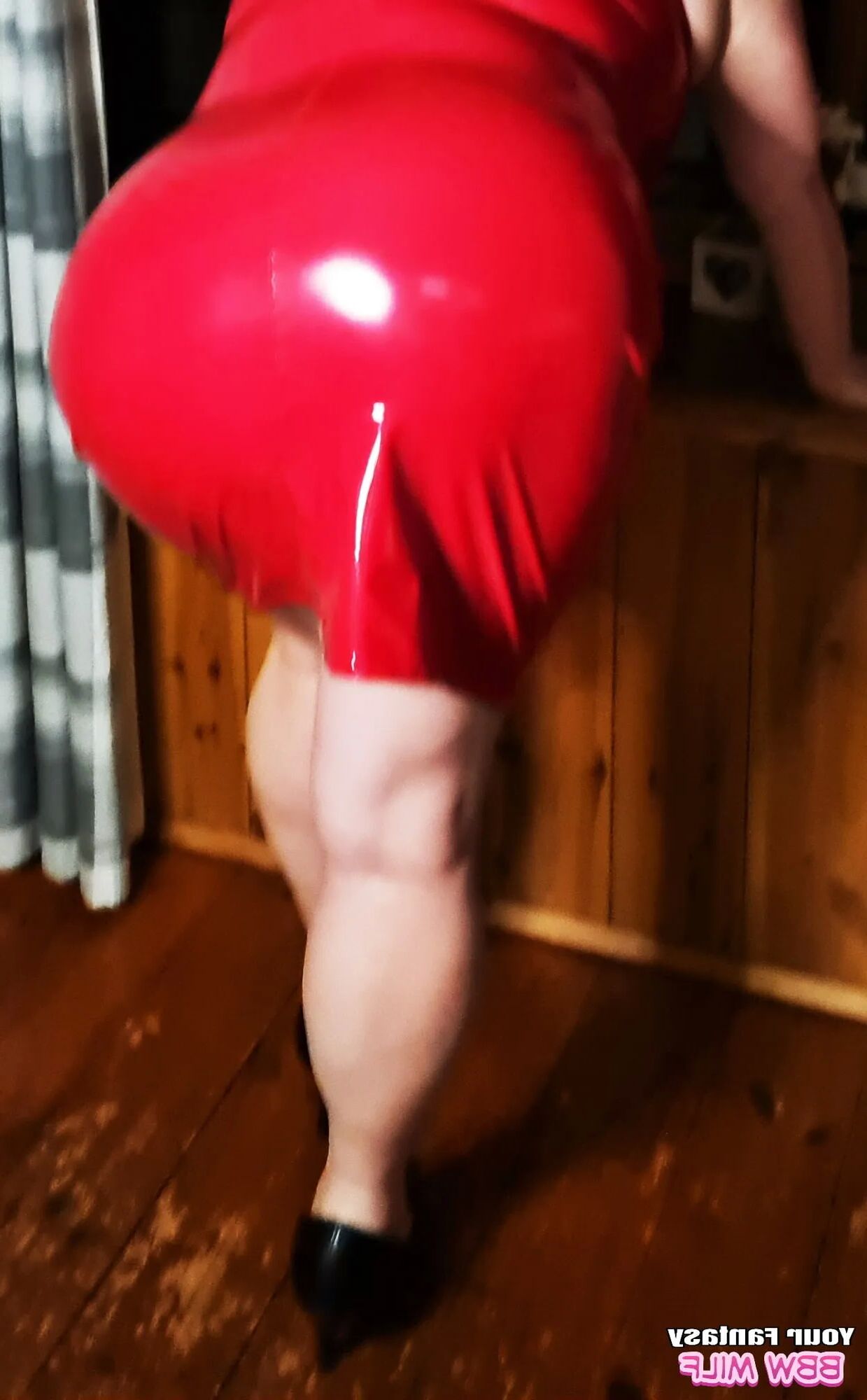 Mature BBW Milf Ass in kinky red PVC - 7 Pics