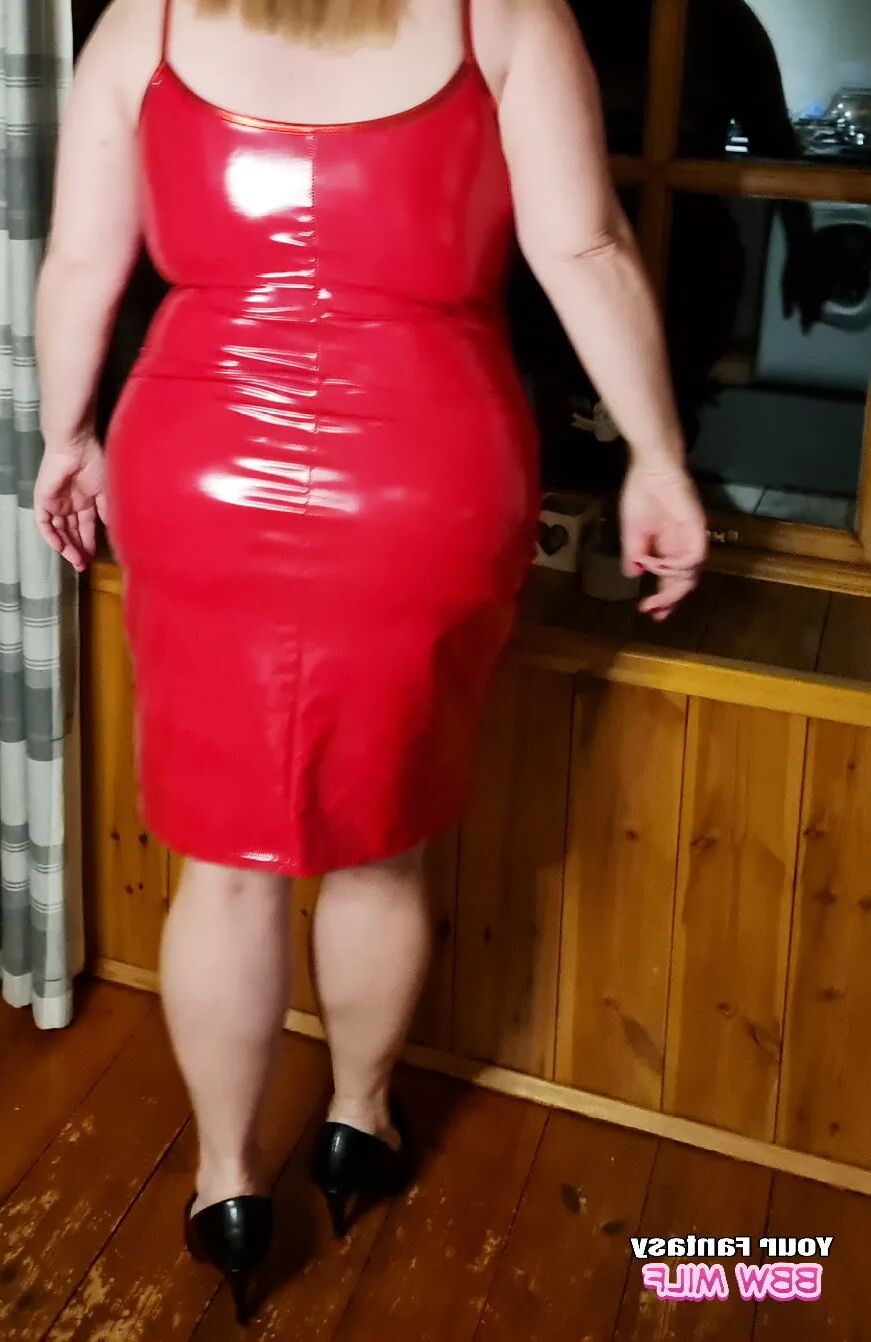 Mature BBW Milf Ass in kinky red PVC - 7 Pics