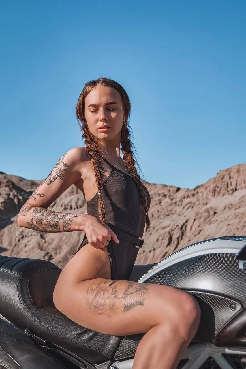 Ducati girl - 13 Pics