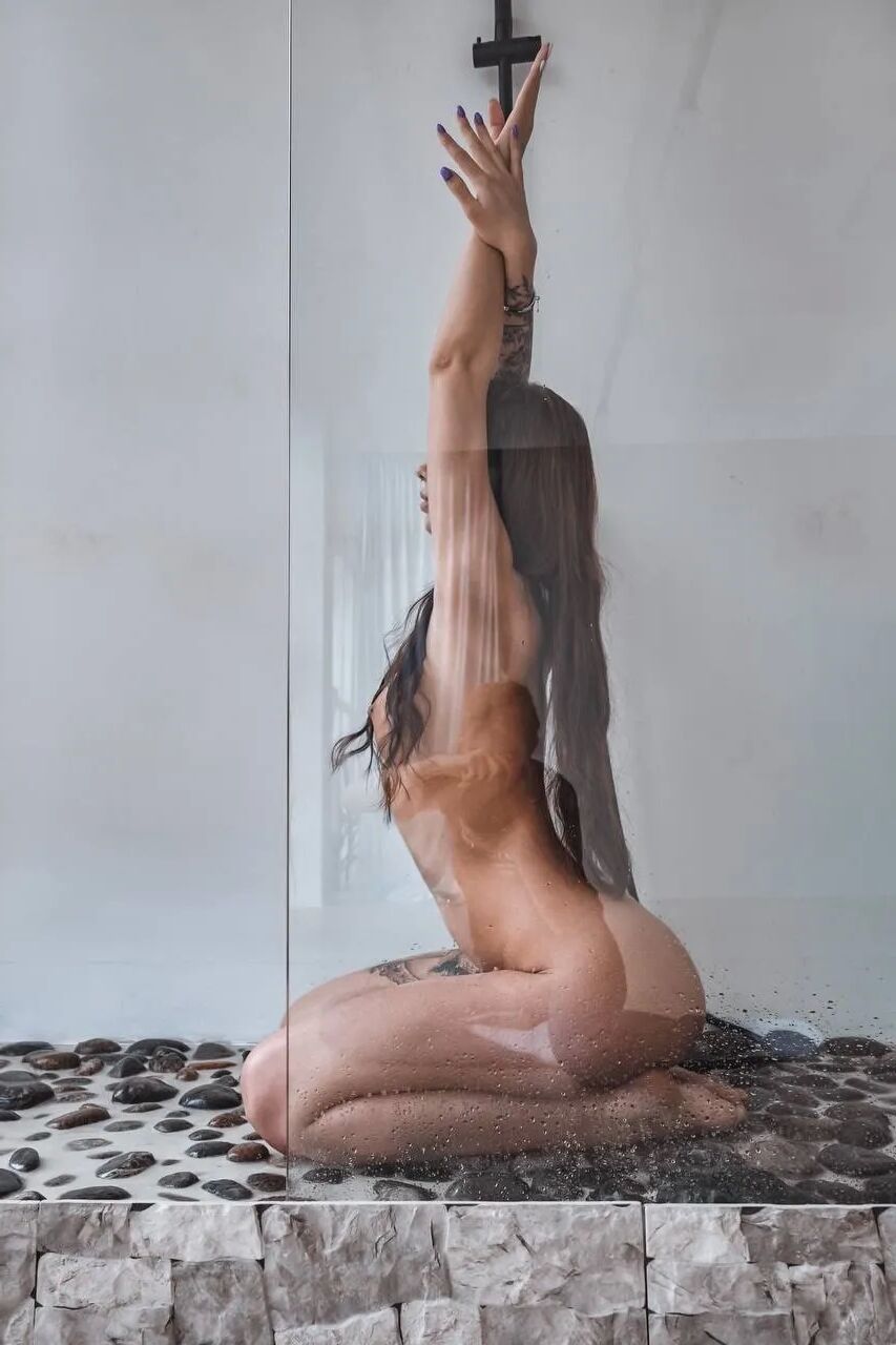 Hot girl after the shower - 10 Pics