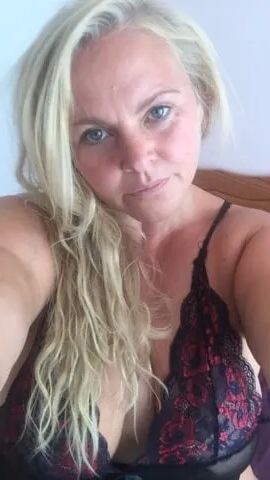 British Mature Kitty Queen and her Blue Eyes, chubby MILF - 7 Pics