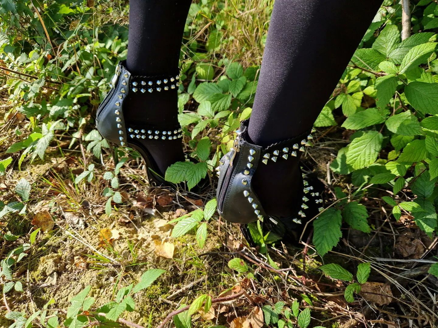 Horny bunny in stockings in the forest - 13 Pics