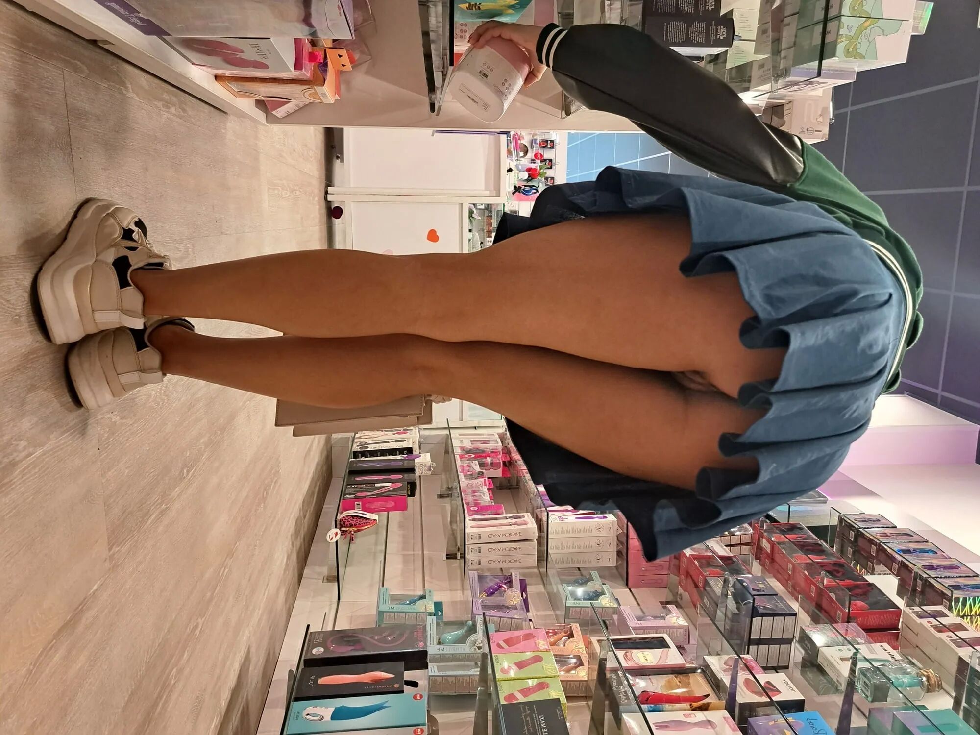 Shopping on skirt without panties on - 11 Pics