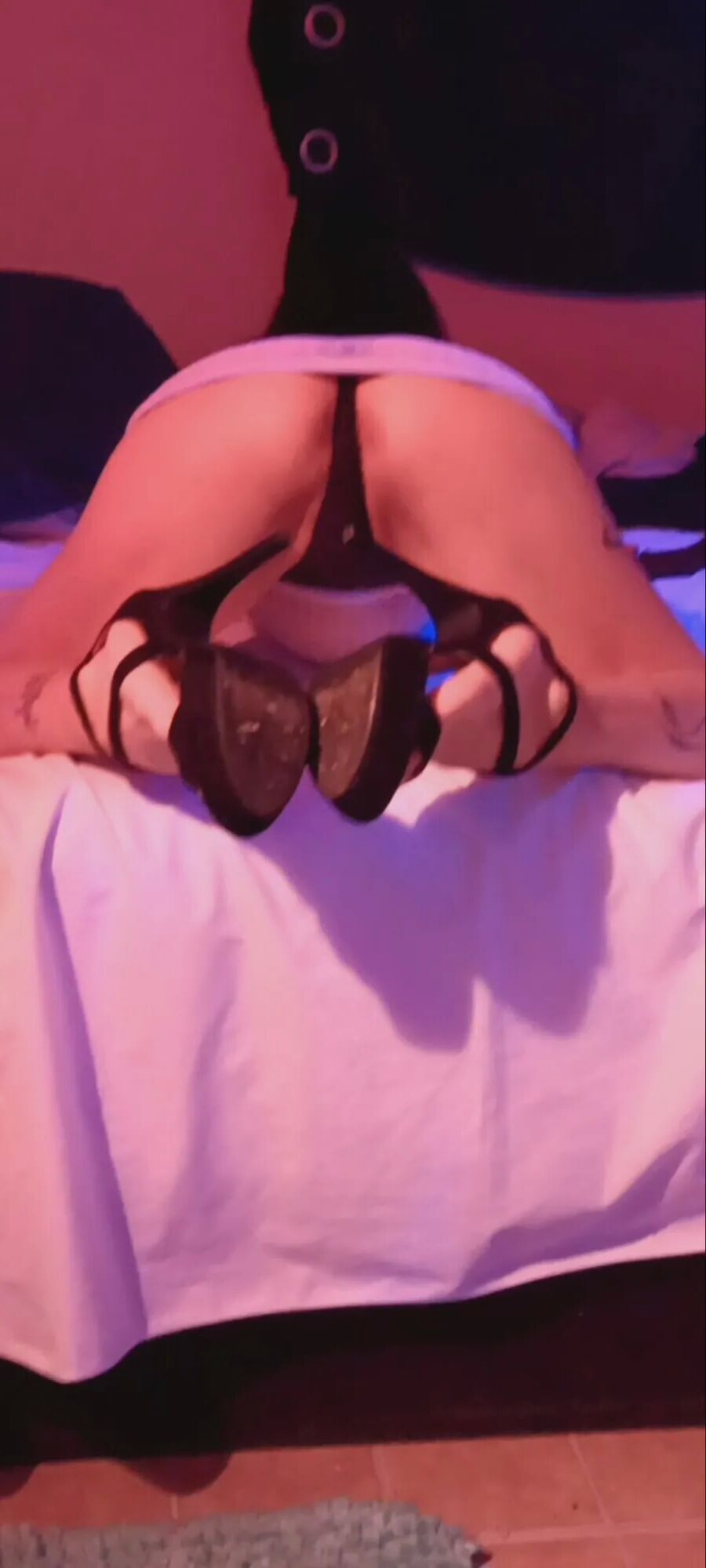 Petite sexy feet - 13 Pics