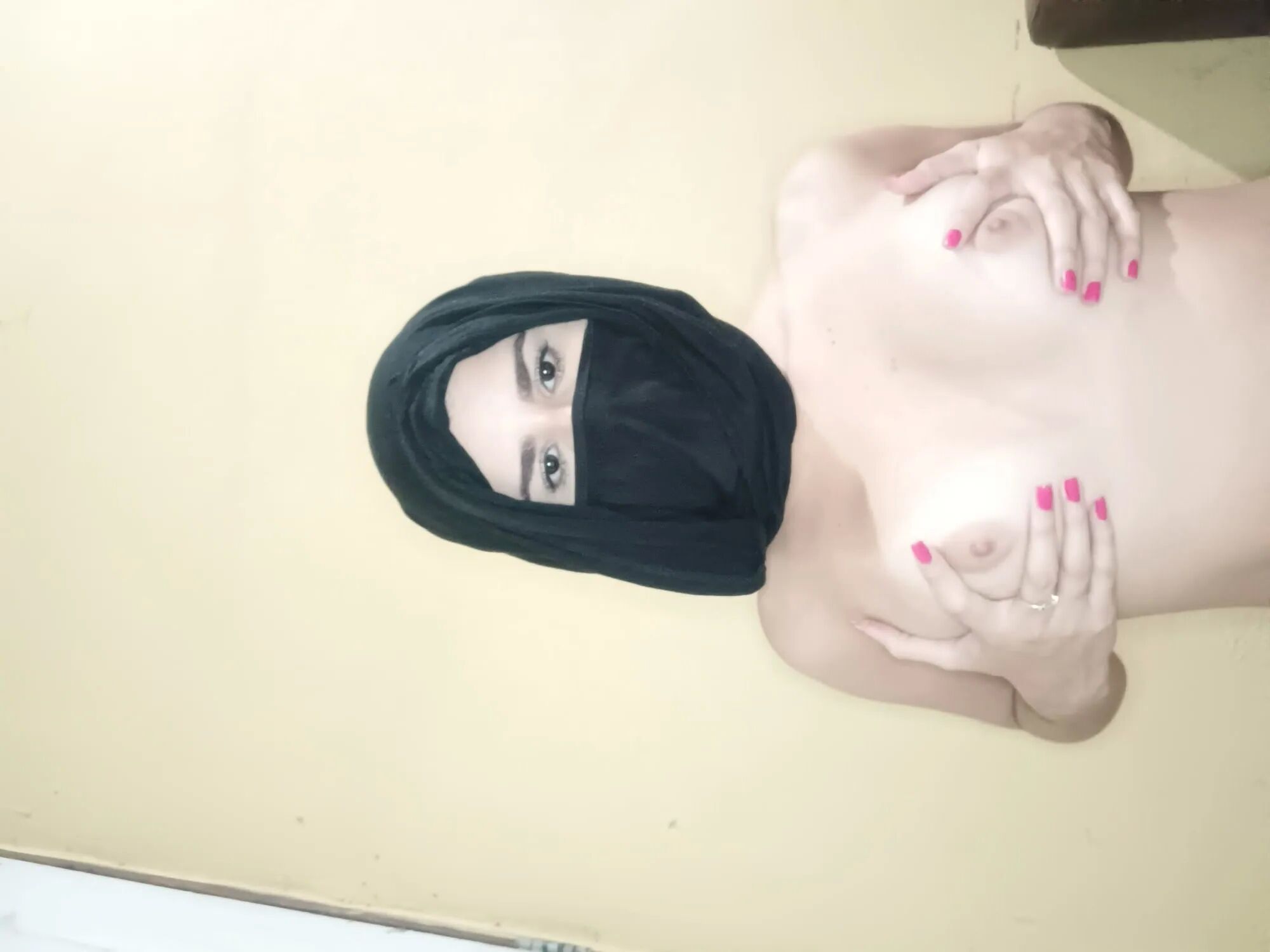 Sexy HOT Horny Arab Showing Ass, Tits And Boobs In HIjab - 5 Pics