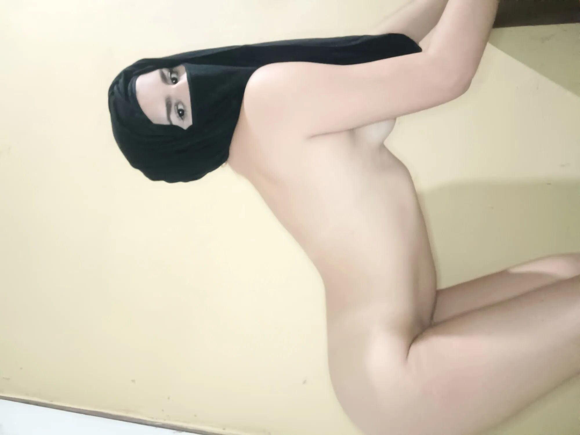 Sexy HOT Horny Arab Showing Ass, Tits And Boobs In HIjab - 5 Pics