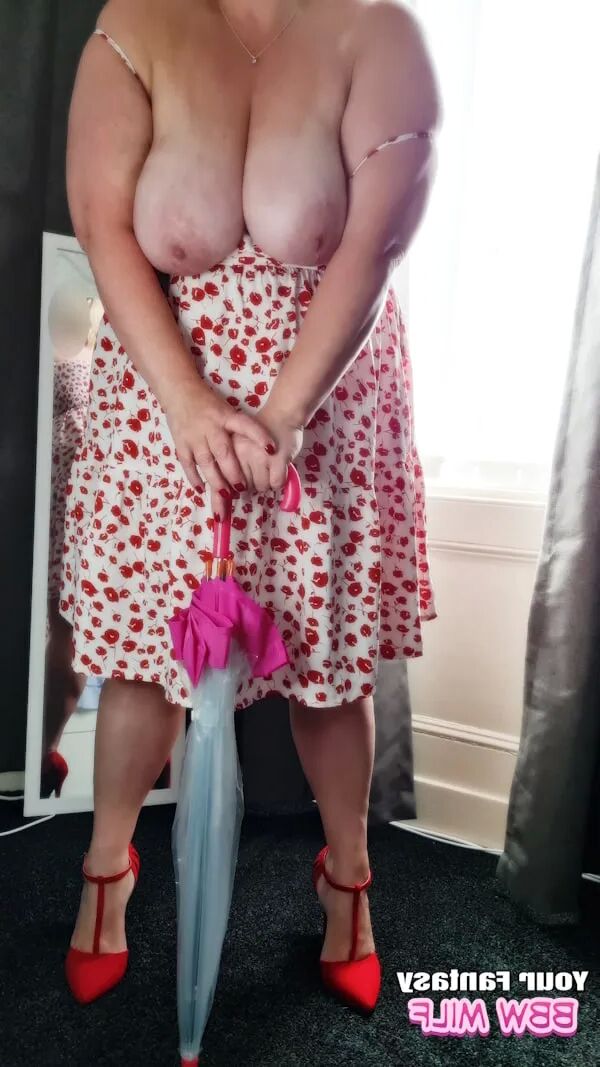English mature BBW Milf with big tits flashing pussy & ass - 5 Pics