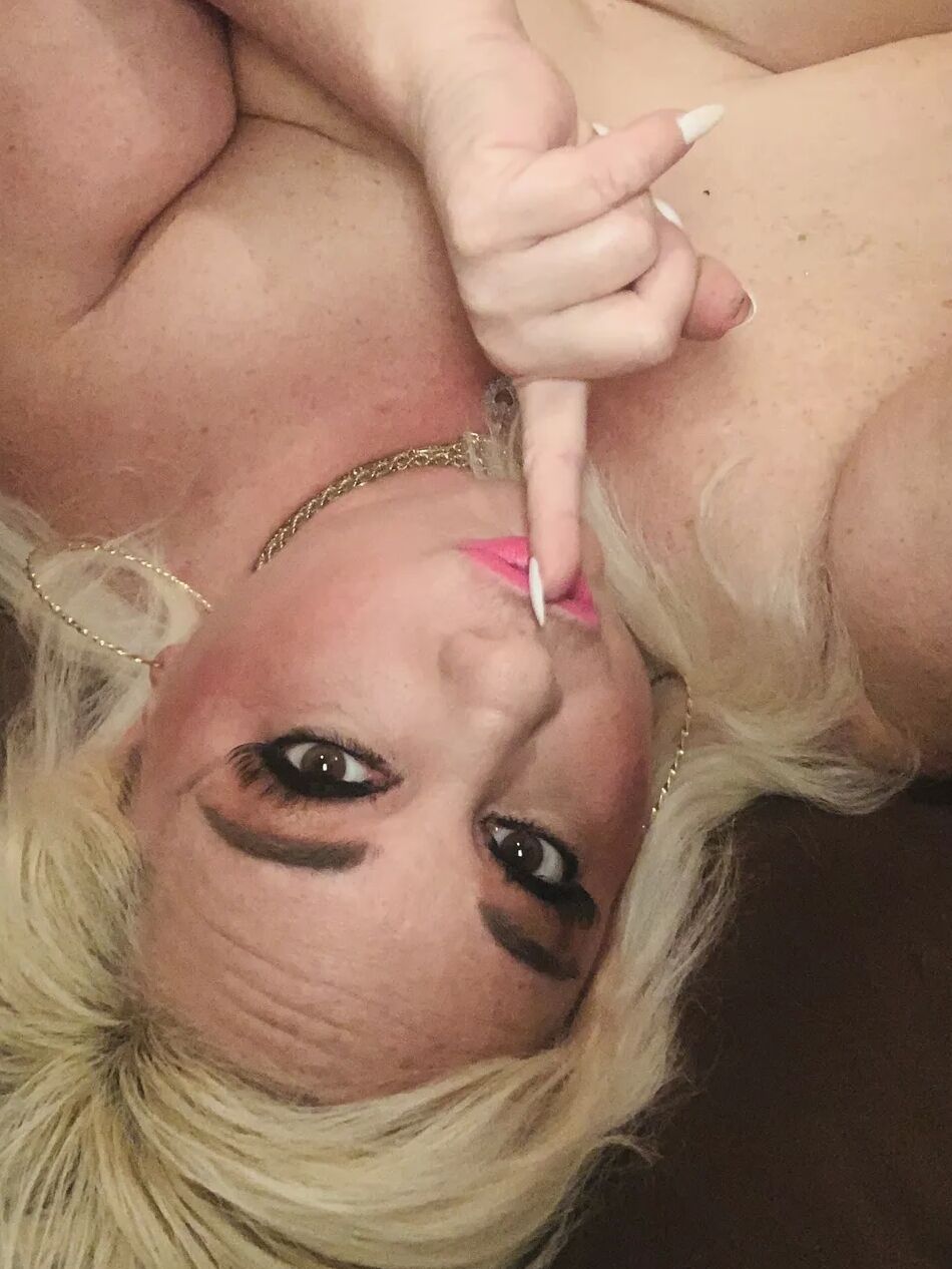 17 Pics Horny hot step mom teachers how to masturbate