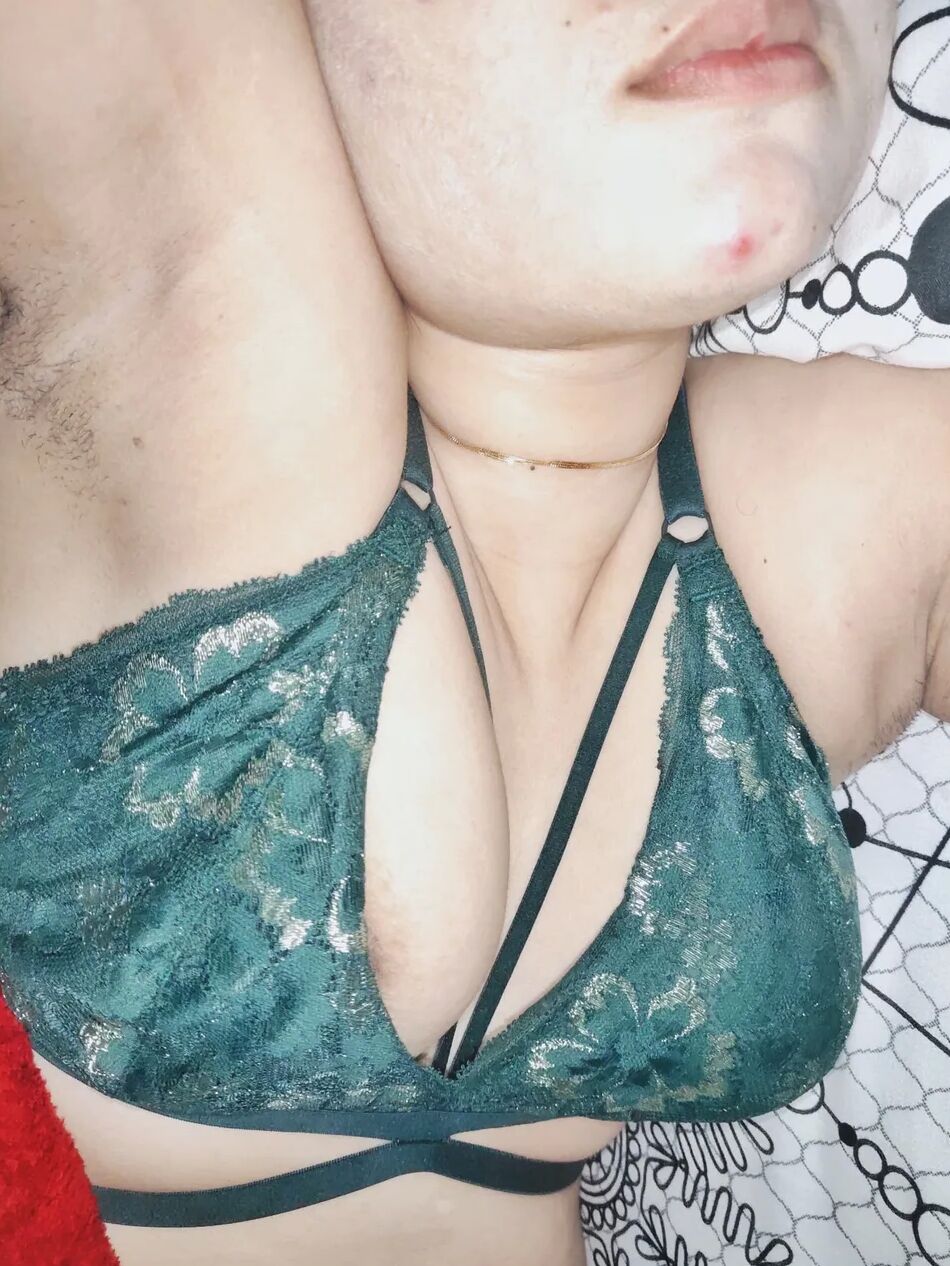 12 Pics My Armpits in green bra