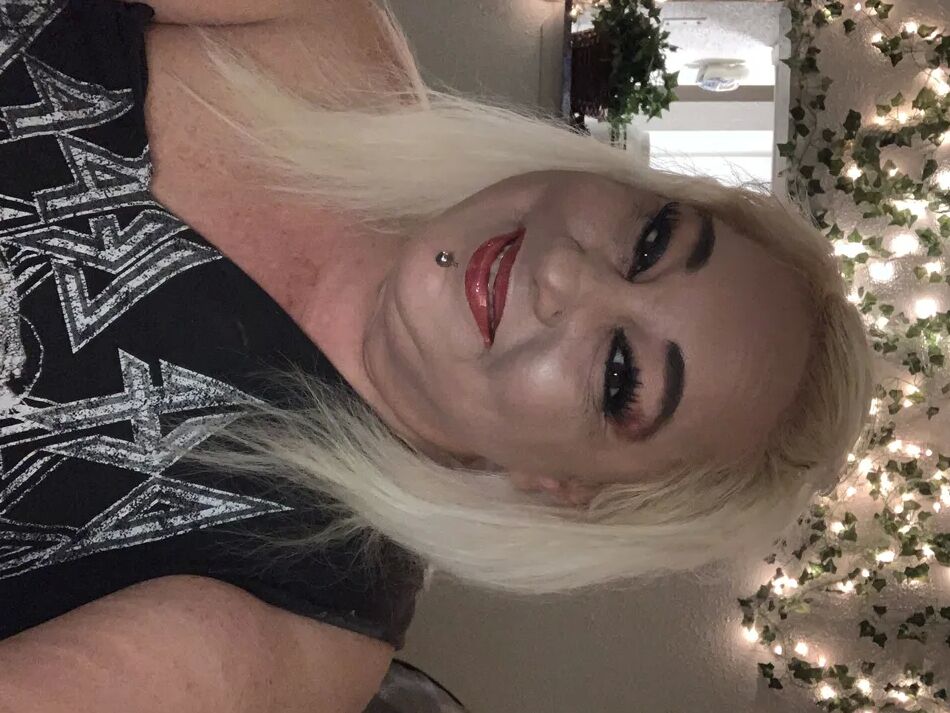 17 Pics Horny hot step mom teachers how to masturbate
