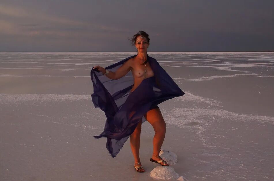 20 Pics On Sunset-Light with DeepBlue Shawl on Salt- Lake