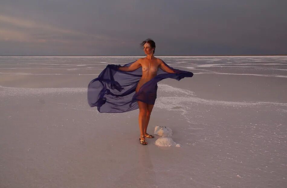 20 Pics On Sunset-Light with DeepBlue Shawl on Salt- Lake