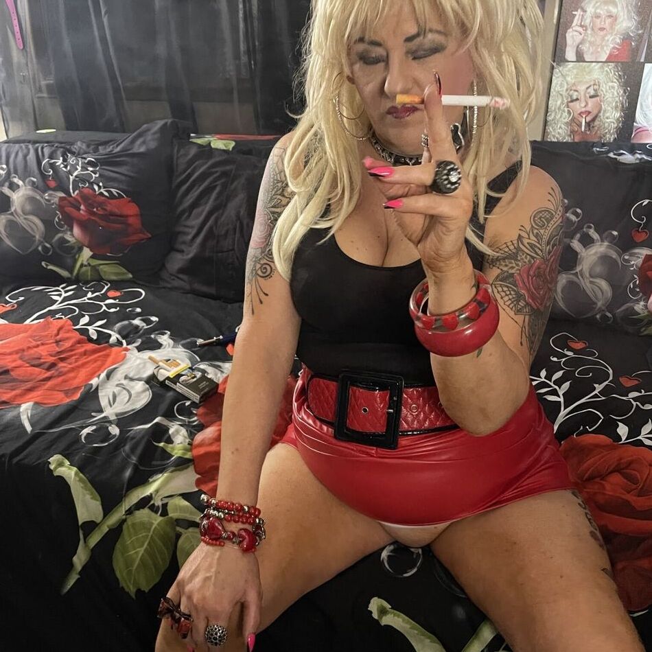 20 Pics MISS SHIRLEY LOVES SMOKING