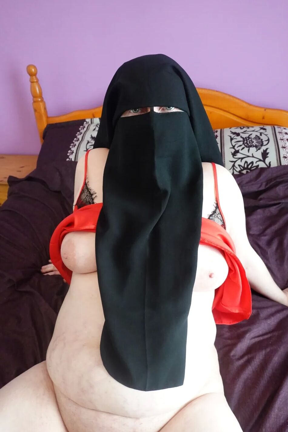 20 Pics Wife in Niqab and silk nighty