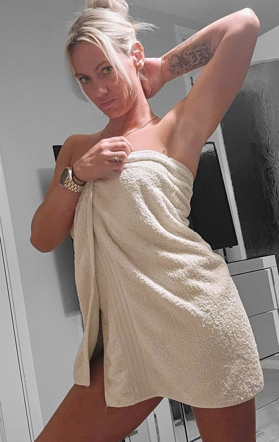14 Pics Amateur Blonde milf teases