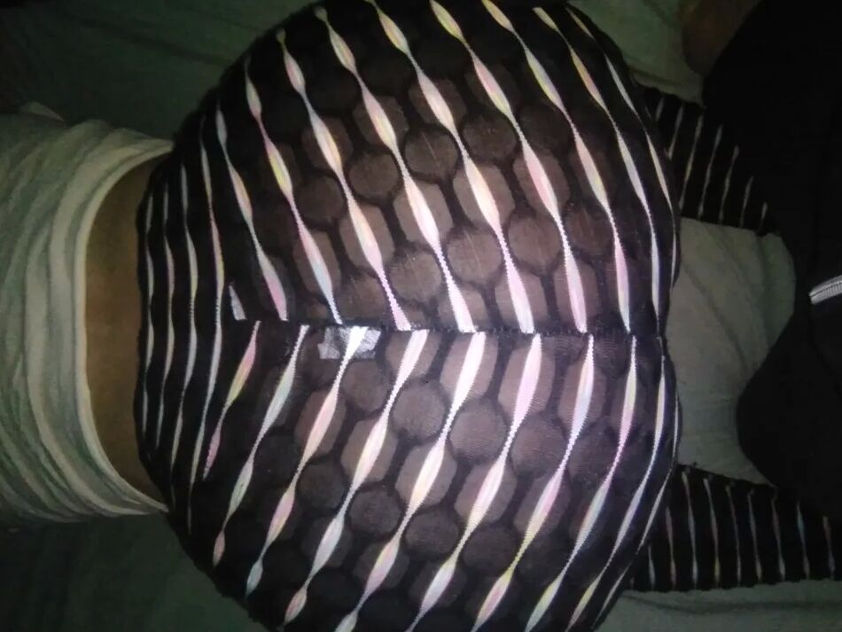 16 Bilder Pack 30: Ich ziehe ihr die Hose herunter und sie zeigt mir ihr Perlenkleid