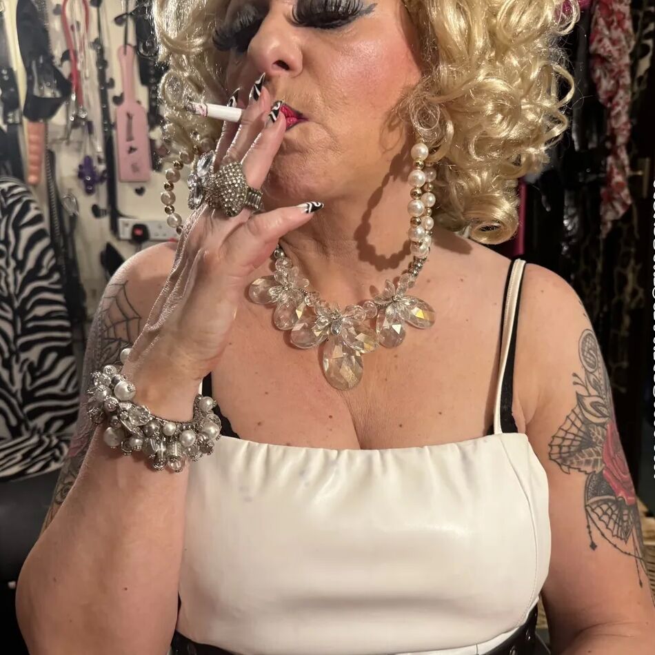 20 Pics MOMS NEEDS SHIRLEY