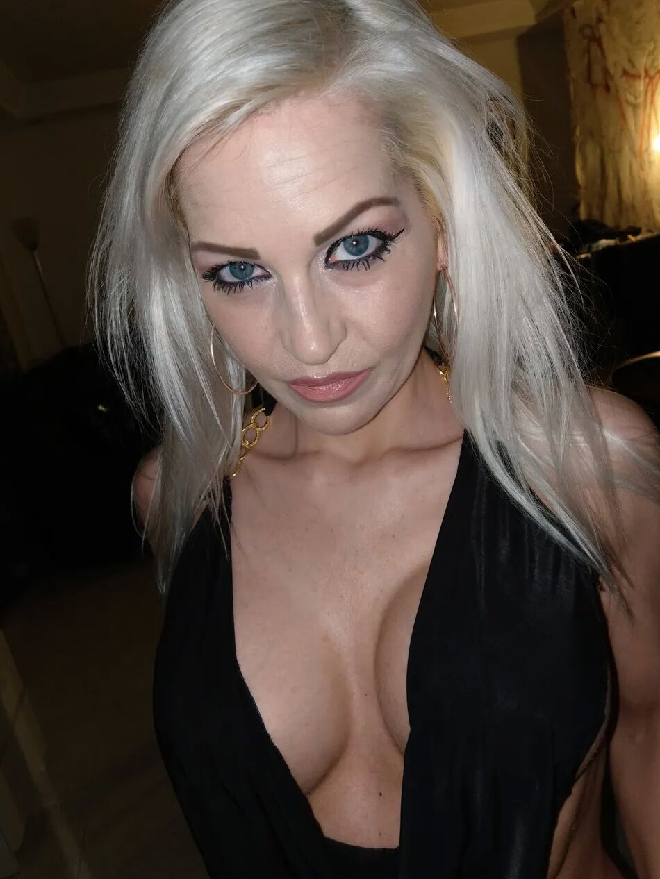 14 Pics Do you like my Partyoutfit ?