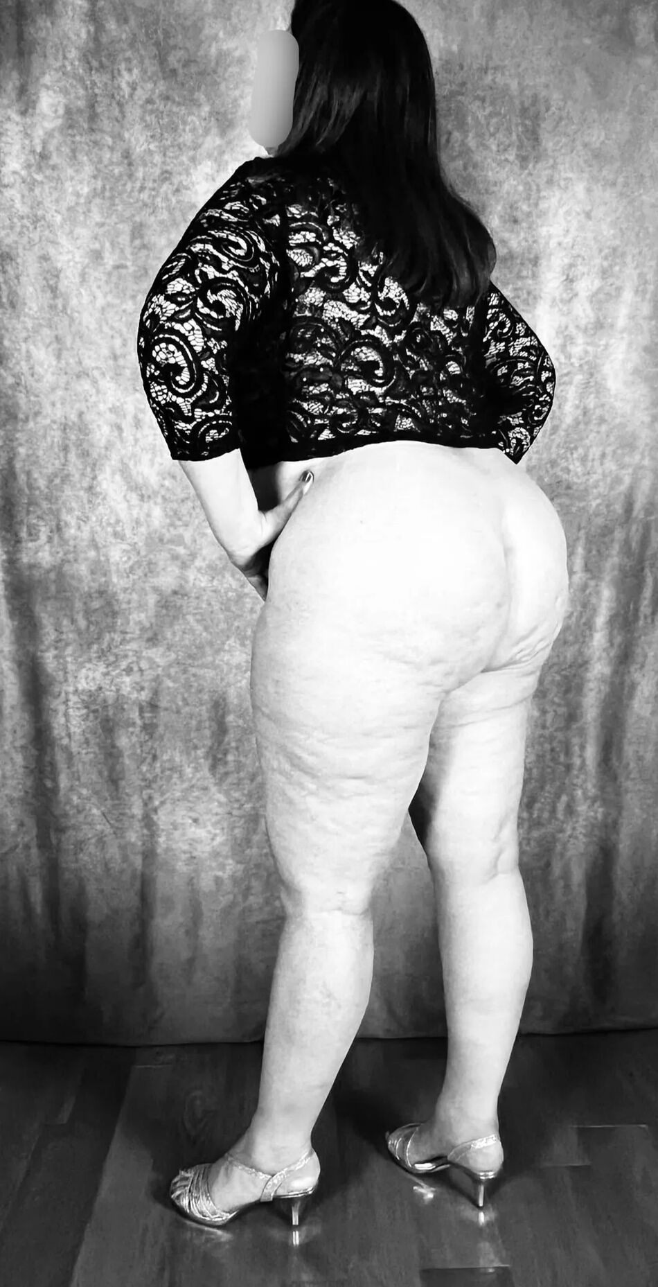 11 Pics Curvy Mommy Showing Off Her Curves