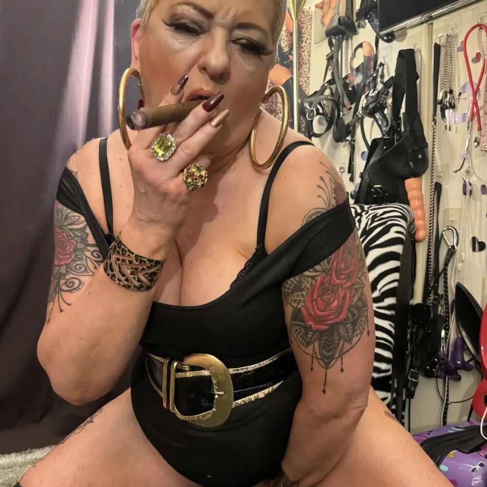 20 Pics SMOKING CIGAR GIRL SHIRLEY