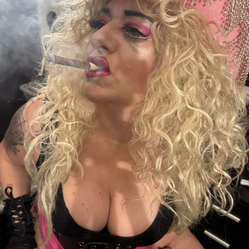 20 Pics GODDESS SMOKING SHIRLEY