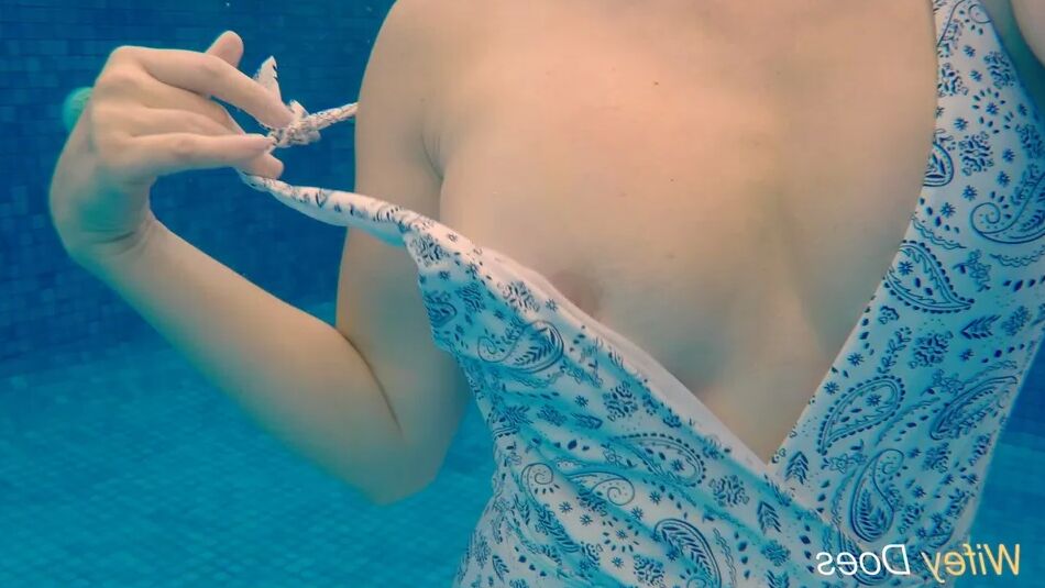 20 Pics Wifey looks amazing in the pool in a hot one piece