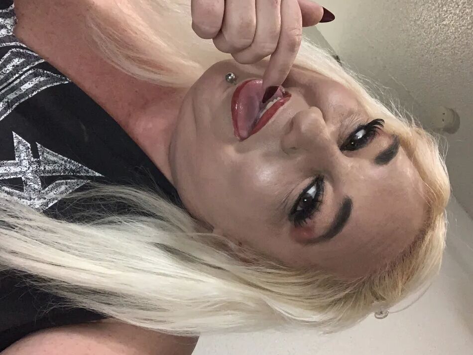 17 Pics Horny hot step mom teachers how to masturbate