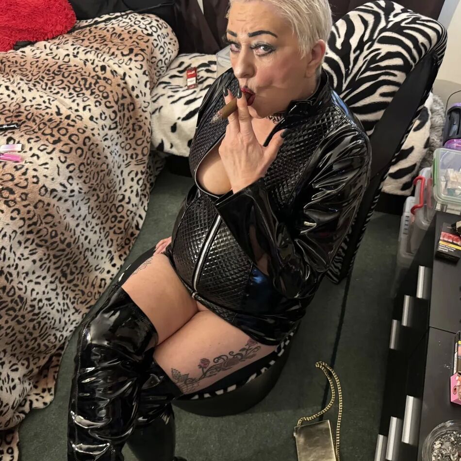 20 Pics THE MRS & MISTRESS