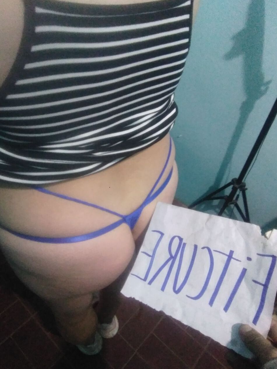 12 Pics Pack 19: Vestido a rallas y tanga azul