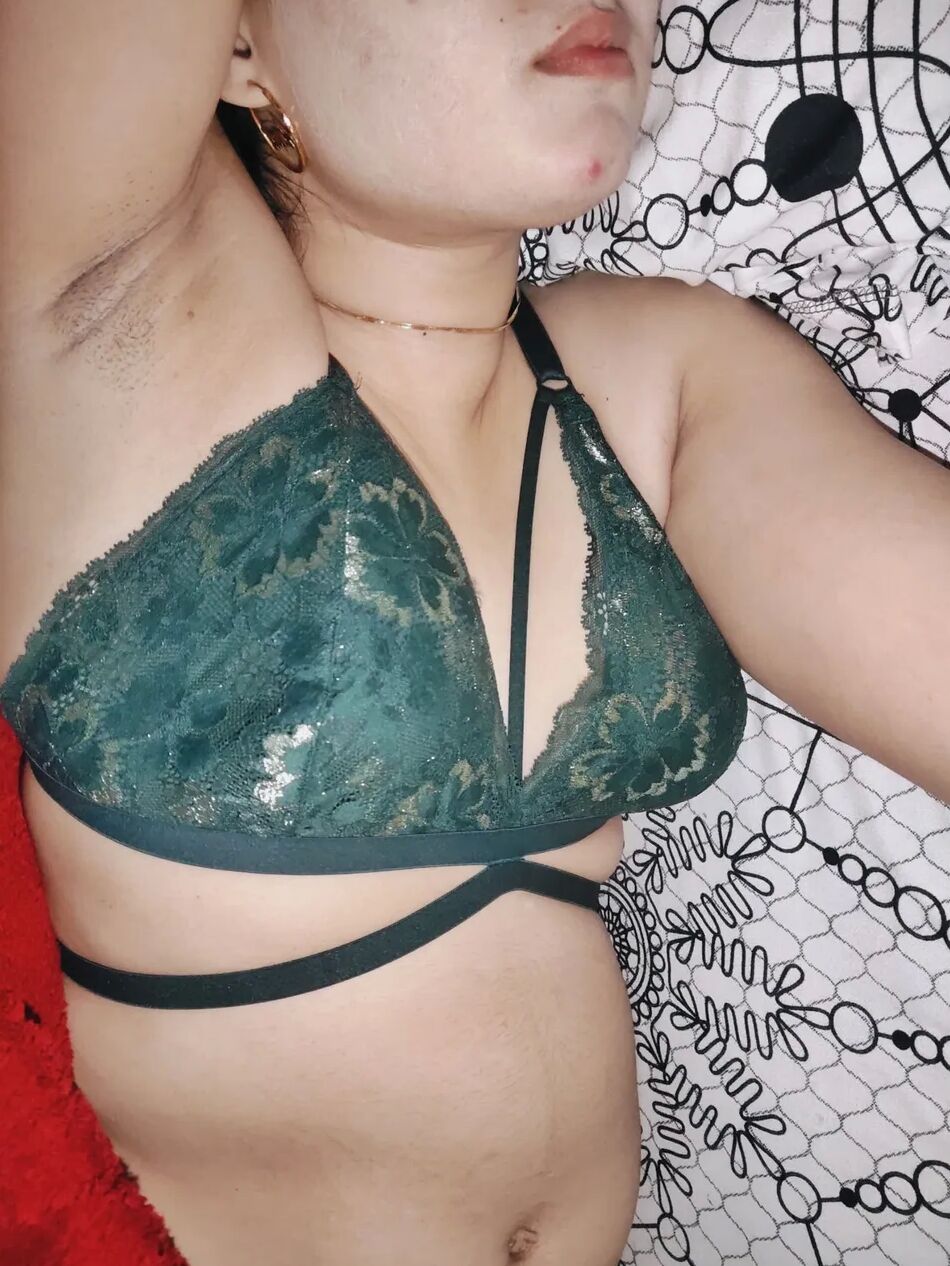 12 Pics My Armpits in green bra