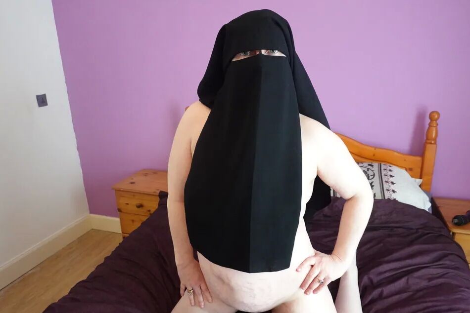 20 Pics Naked in Niqab