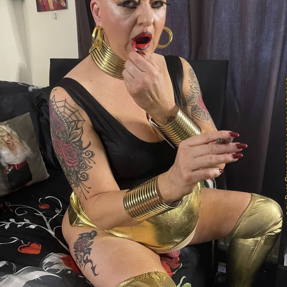 20 Pics BAD AUNTIE SHIRLEY