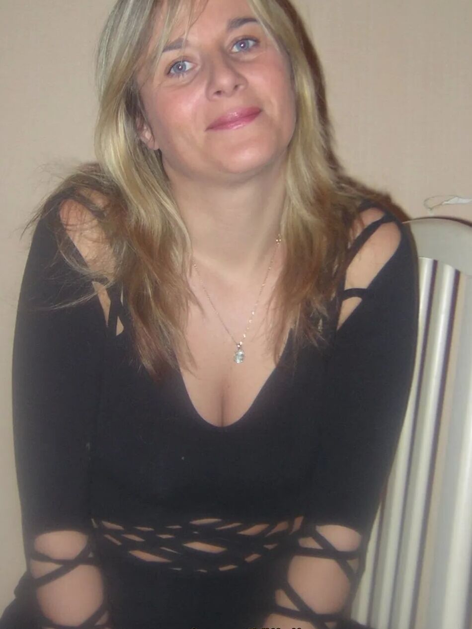 15 Bilder von meiner MILF entblößt meine heiße Frau in Strümpfen und Dessous