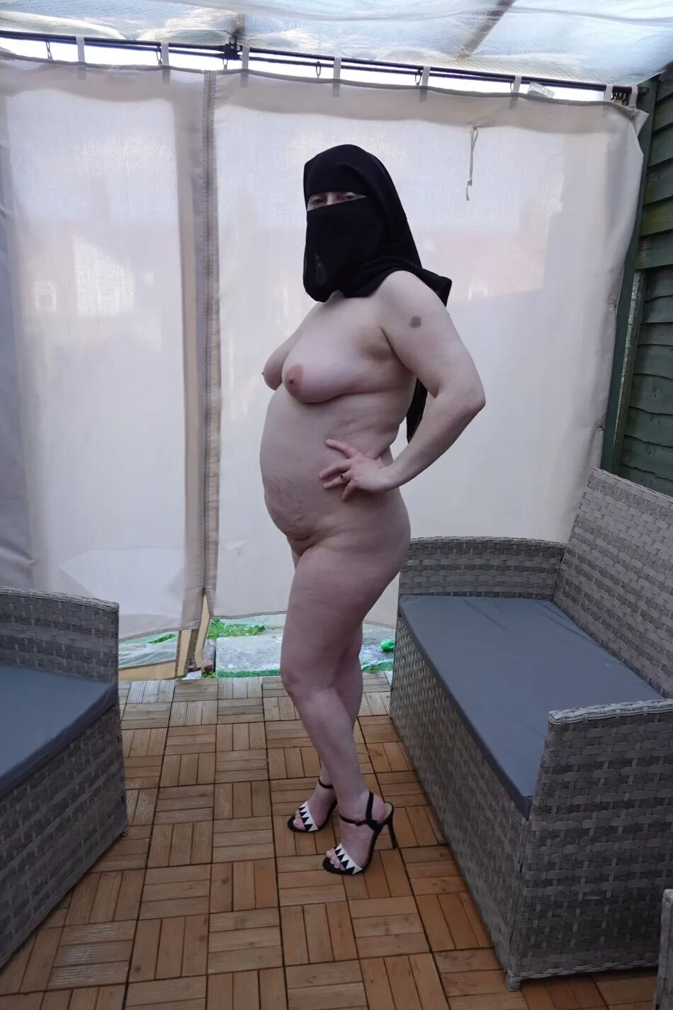 15 Pics Curvy Wife Niqab naked in high heels