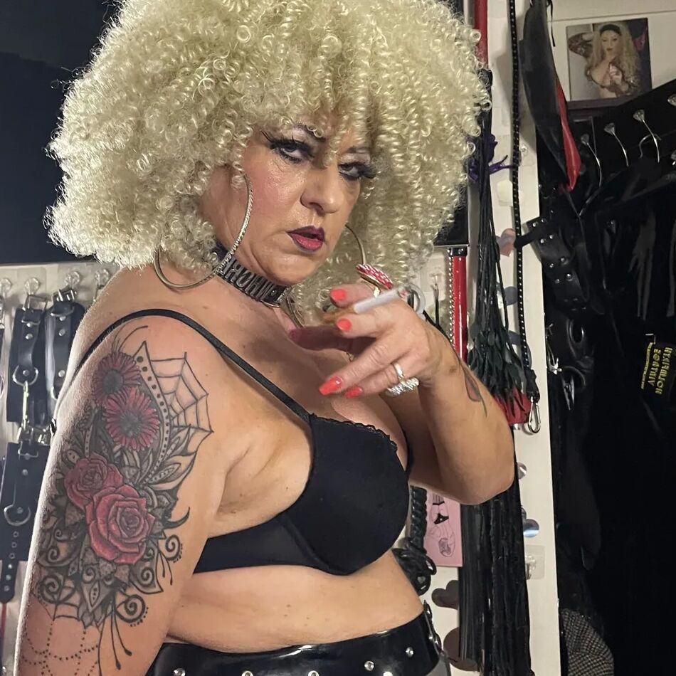 20 Pics SHIRLEY SMOKING TRAMP 2 MY WAY