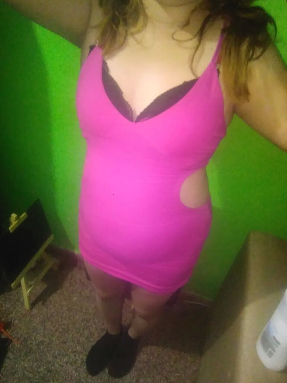 11 Pics Pack 32: She tries on a short pink dress
