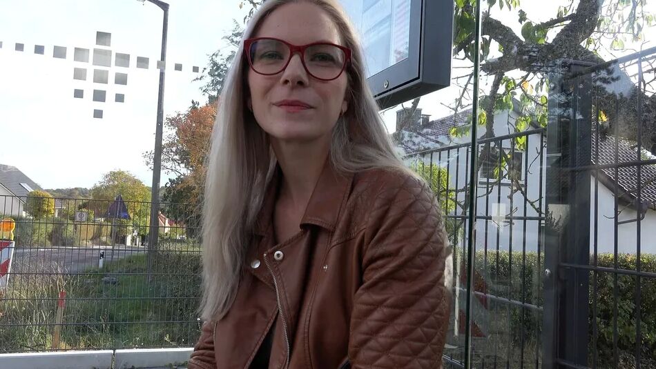 12 Pics Fit blonde Glasses Girl Vivi Vallentine Pickup