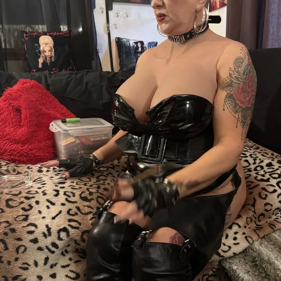 20 Pics MISTRESS WAITING SLAVE