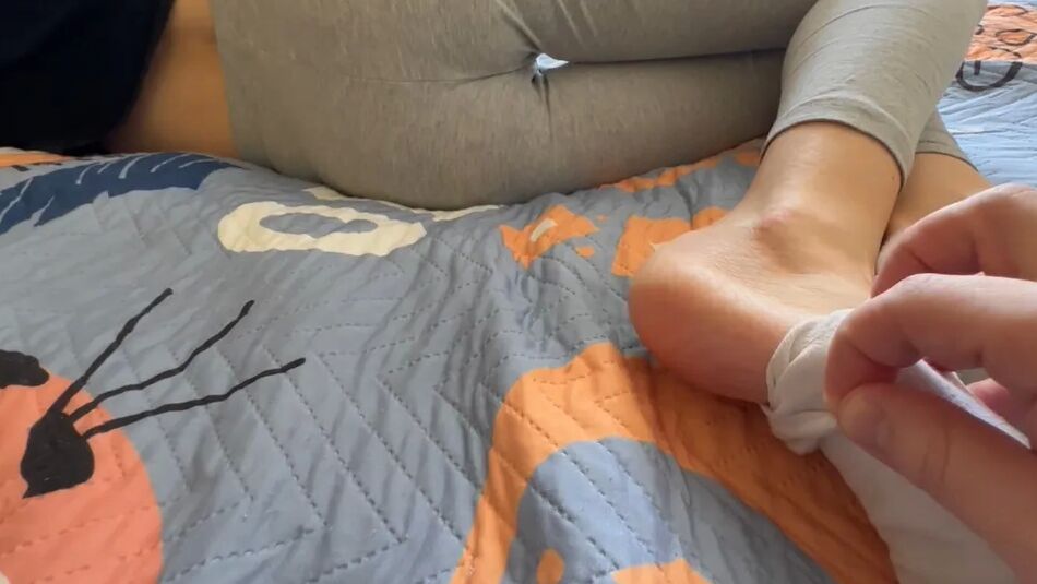 20 Pics Beautiful girls steadily sticking in their iPhone. This vide